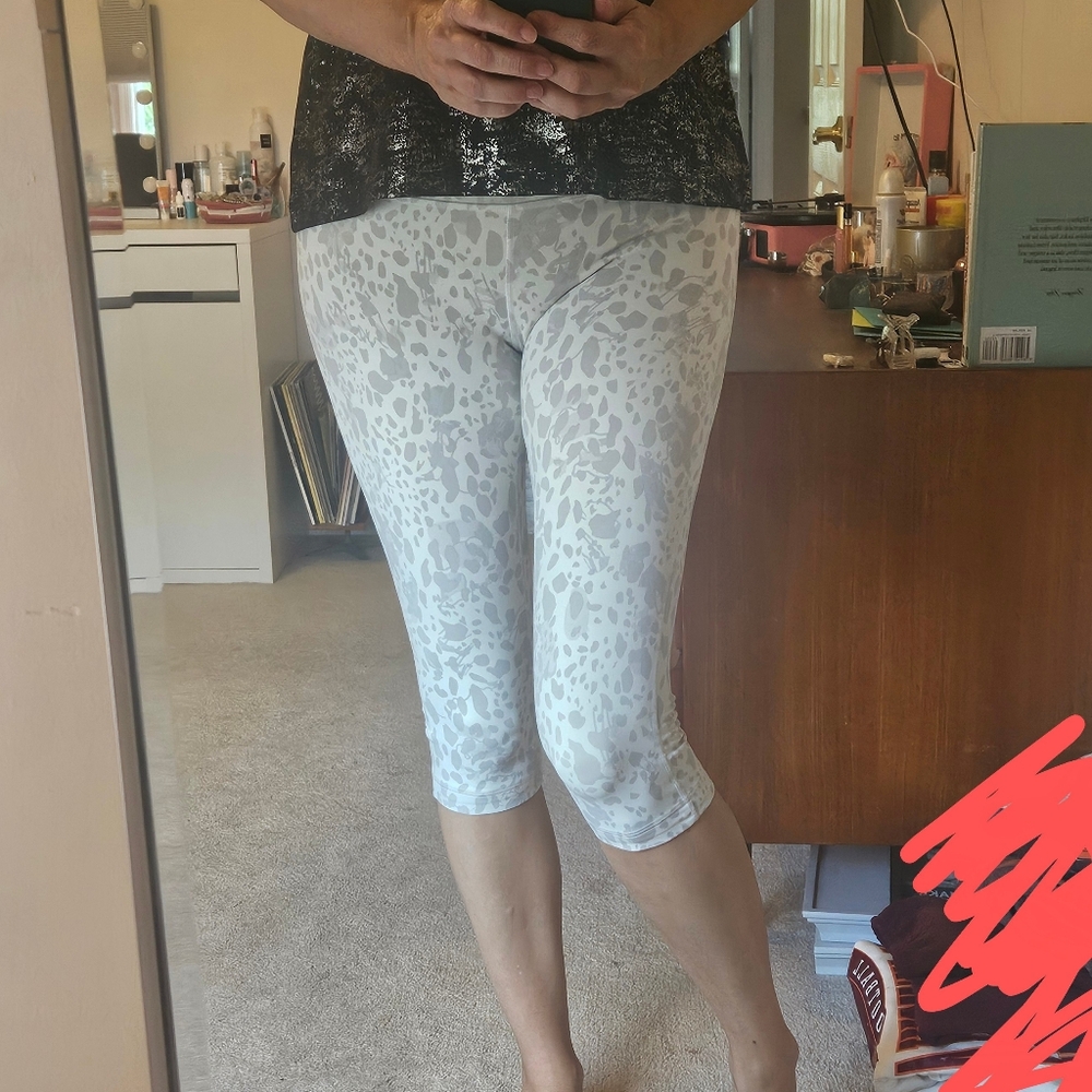 Lululemon White Leopard Print Capri Leggings, Size 6, 21 Inch Length